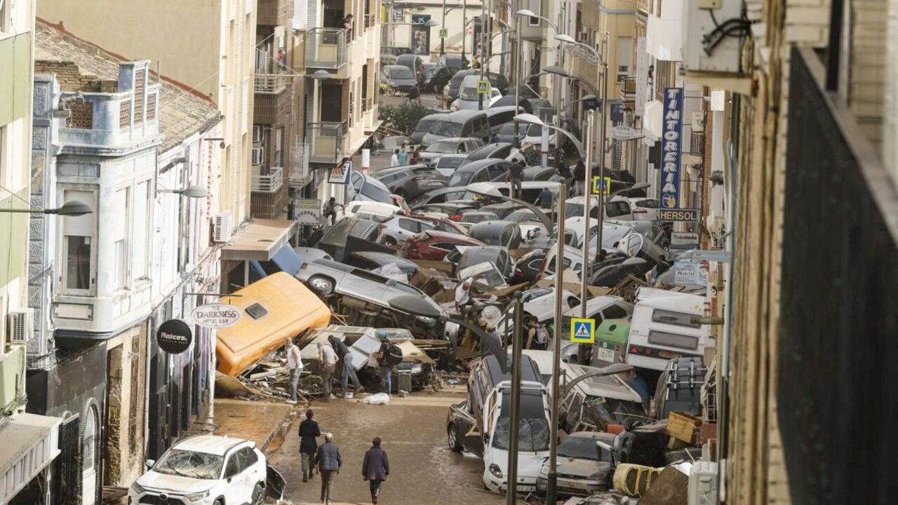 Cientos de vehículos inundan las calles tras el paso del temporal.