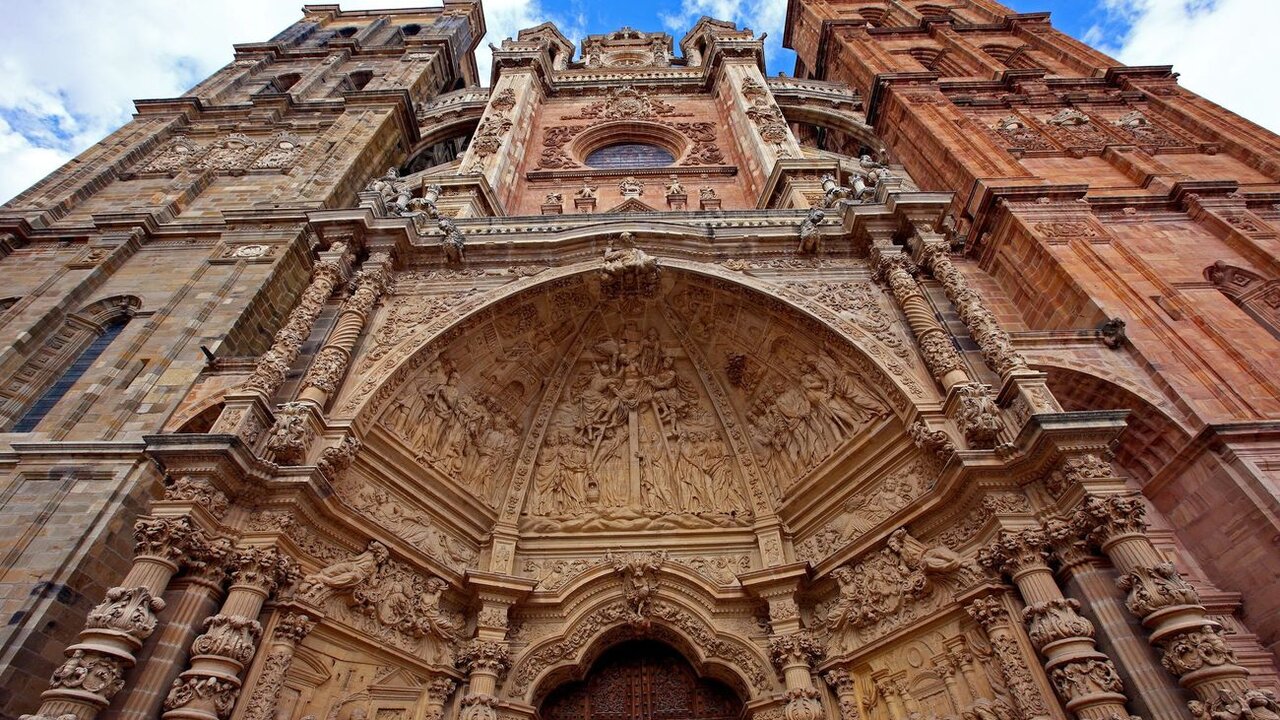 Imagen de la fachada principal de la Catedral de Astorga.