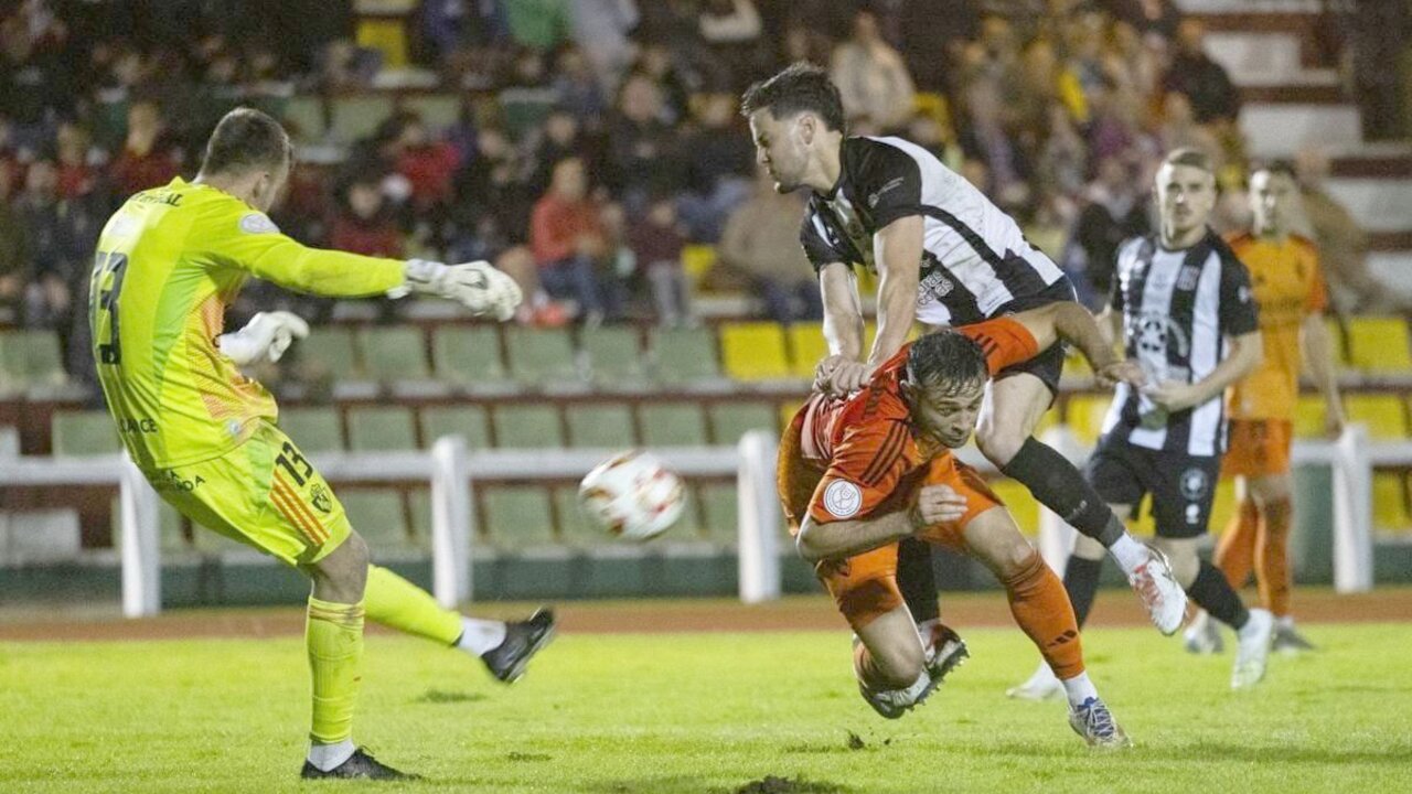 Un lance del encuentro de Copa disputado este miércoles por la SD Ponferradina.