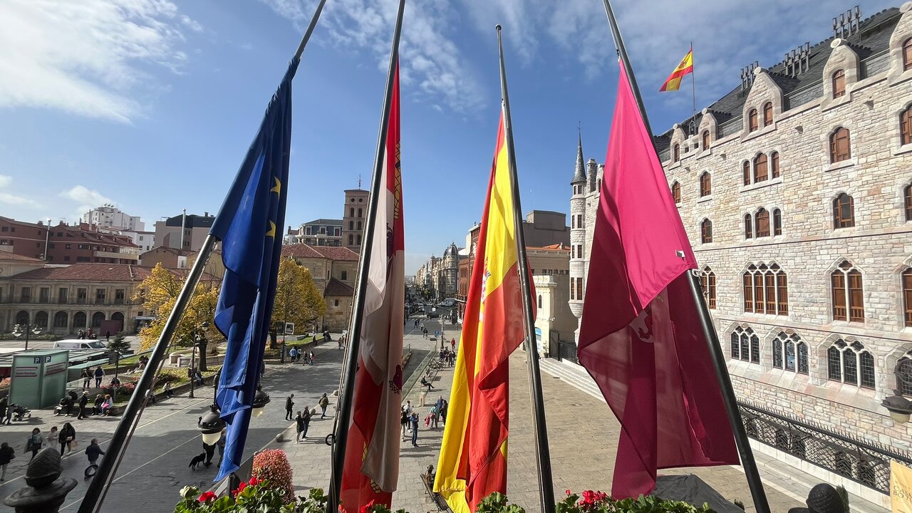 Las banderas de los edificios institucionales en la provincia de León ondean desde esta mañana a media asta en señan de condolencia.