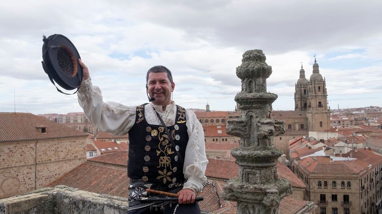 El folclorista Ángel Rufino de Haro, popularmente conocido como El Mariquielo, recordó este jueves al más de un centenar de víctimas que la DANA ha dejado hasta ahora entre las comunidades autónomas de Valencia y Castilla-La Mancha.