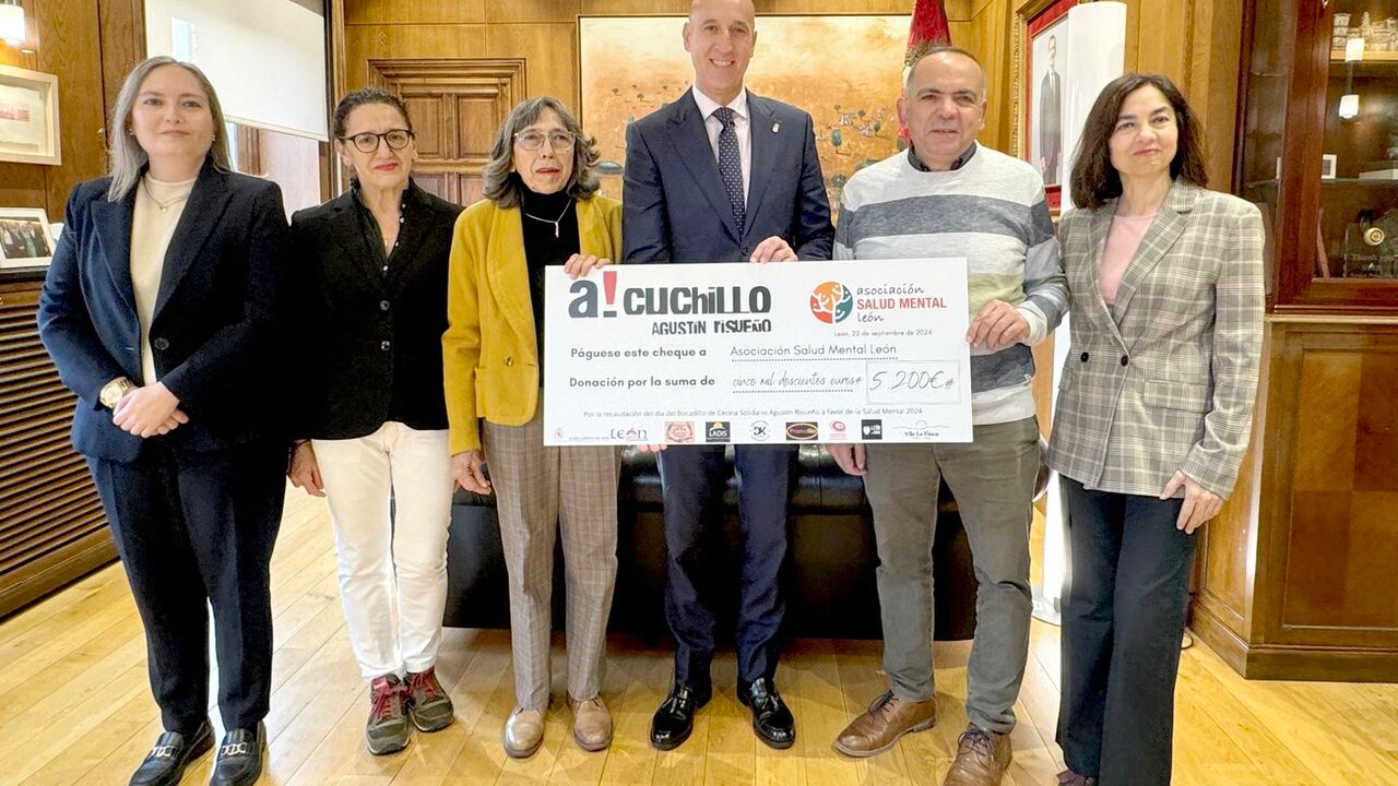 El alcalde de León, José Antonio Diez, acompañado de la concejala de Comercio, Consumo y Fiestas, Camino Orejas, y el cortador de cecina Agustín Risueño han hecho entrega este jueves del cheque con la recaudación de 5.200 euros del Bocadillo Solidario a Salud Mental León.