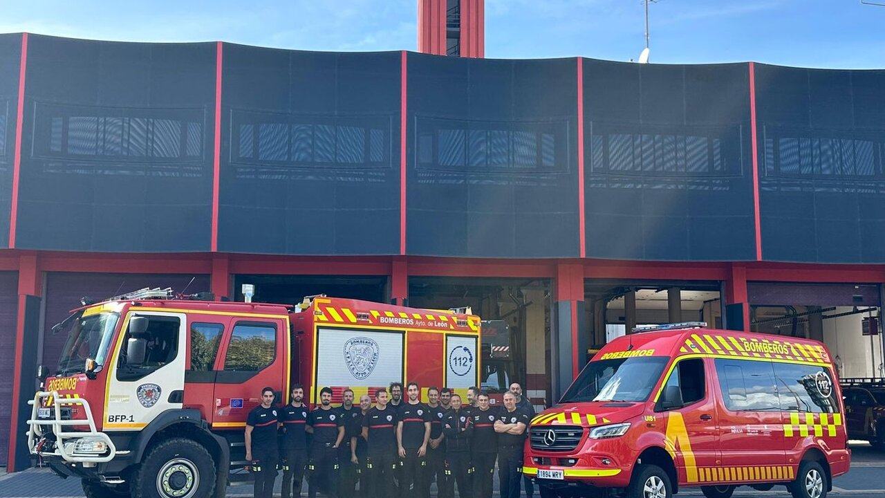 Efectivos de Bomberos de León, momentos antes de iniciar su desplazamiento a Valencia.