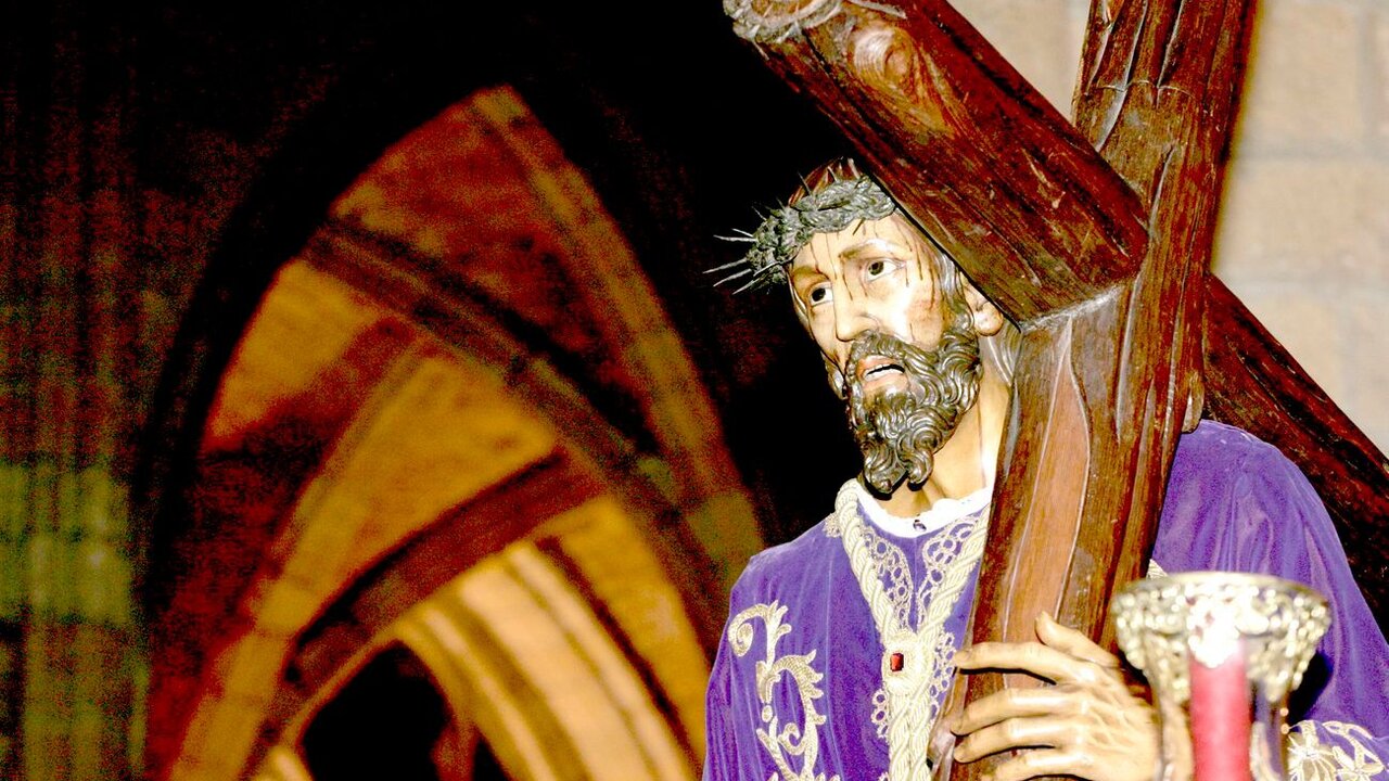 Traslado del paso Jesús Nazareno de la capilla de Santa Nonia a la catedral de León con motivo de la celebración del 4º centenario de la cofradía del Dulce Nombre de Jesús Nazareno. León 30-1-11. Carlos S. Campillo / ICAL