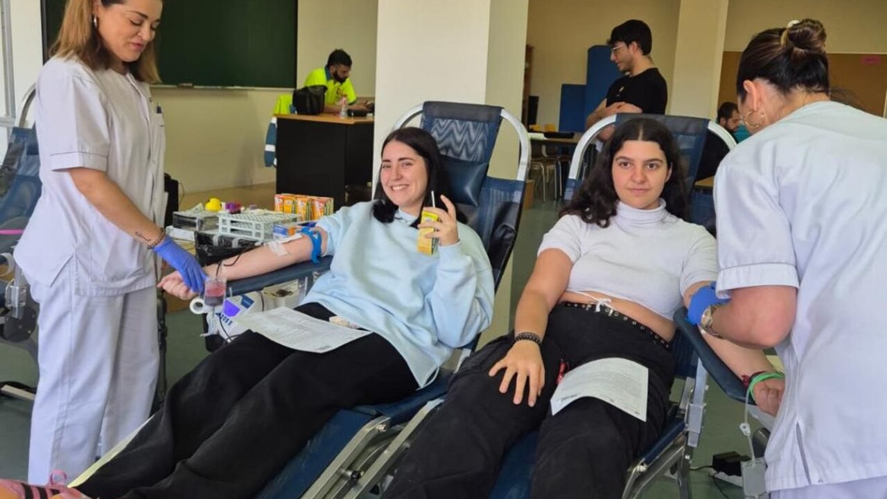 Imagen de las donaciones de estudiantes universitarios en el campus de Ponferrada.