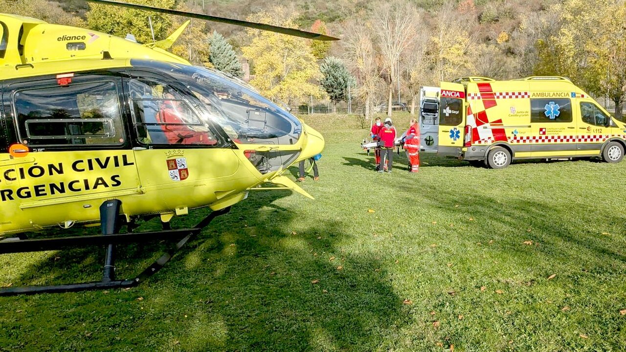 Imagen del helicóptero de rescate en el momento del traslado del herido.