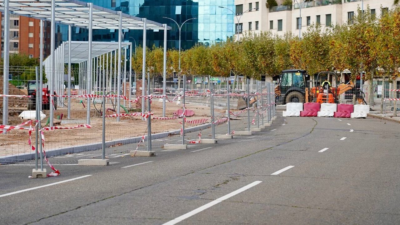 Acondicionamiento de una pérgola bioclimática en la Avenida Reyes Leoneses. Foto: Campillo