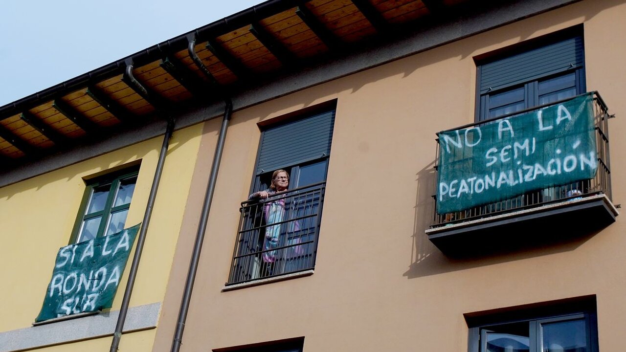 Pancartas en contra de la semipeatonalización en Ponferrada. Fotos: César Sánchez