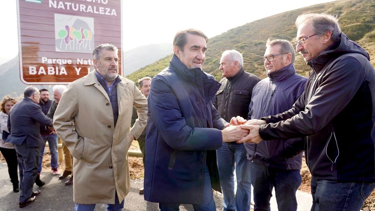 El consejero de Medio Ambiente, Vivienda y Ordenación del Territorio, Juan Carlos Suárez-Quiñones, inaugura la carretera de La Farrapona. Foto: Campillo