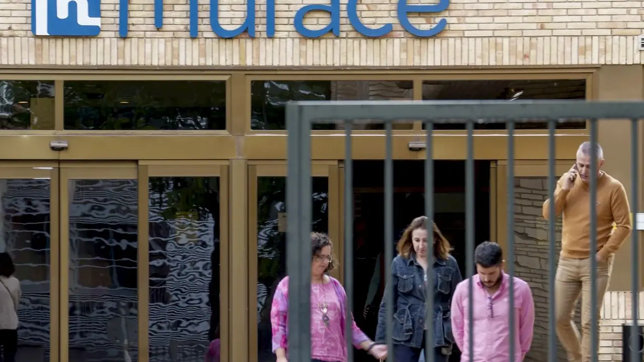 Mutualistas de Muface abandonan las oficinas centrales de la compañía en Madrid.