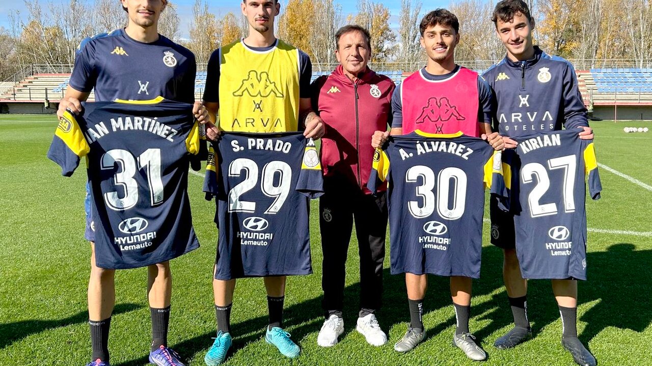 Los jugadores del filial culturalista, con sus camisetas firmadas tras el debut con el primer equipo.