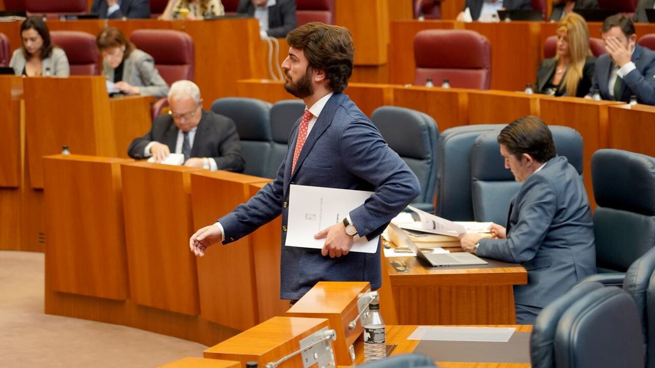 El portavoz del Grupo de Vox, Juan García-Gallardo, durante la segunda jornada del pleno de las Cortes de Castilla y León.