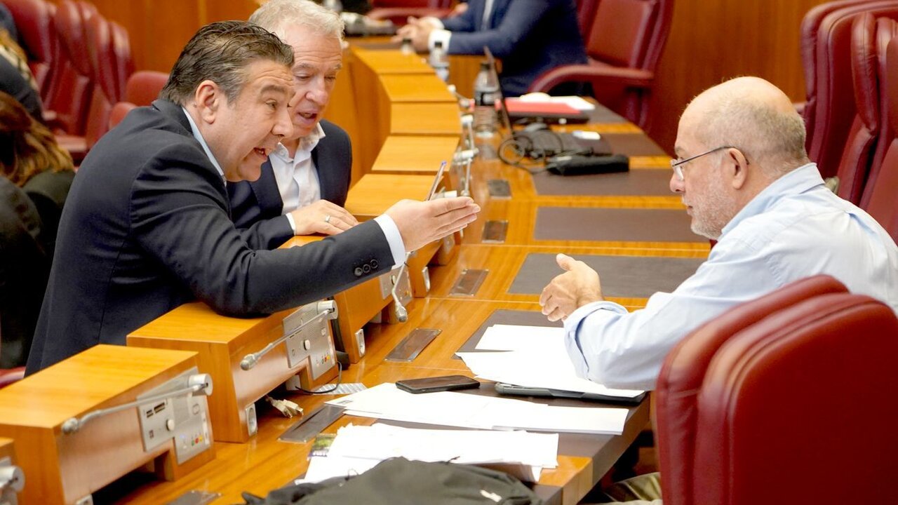 El leonesista Luis Mariano Santos conversa con Franciso Igea durante el pleno de las Cortes.