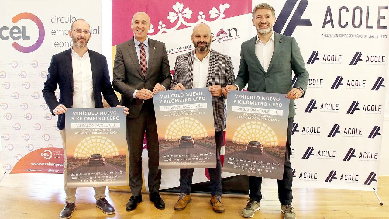 El alcalde, José Antonio Diez, y el presidente del CEL, Julio César Álvarez, acompañaron a los representantes de la Asociación en la presentación de un evento en el que se exhibirán cerca de 500 vehículos de Kilómetro 0. Foto: Peio García