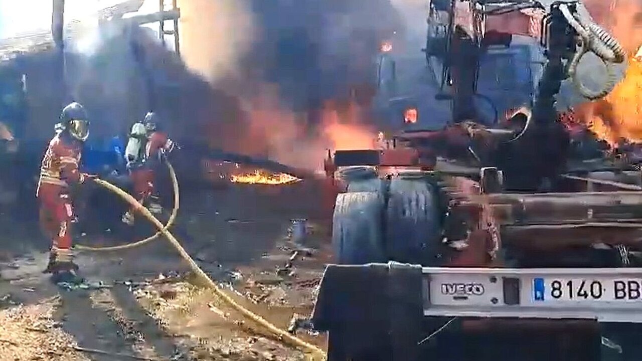 Bomberos Ponferrada intervienen en el lugar del incendio.