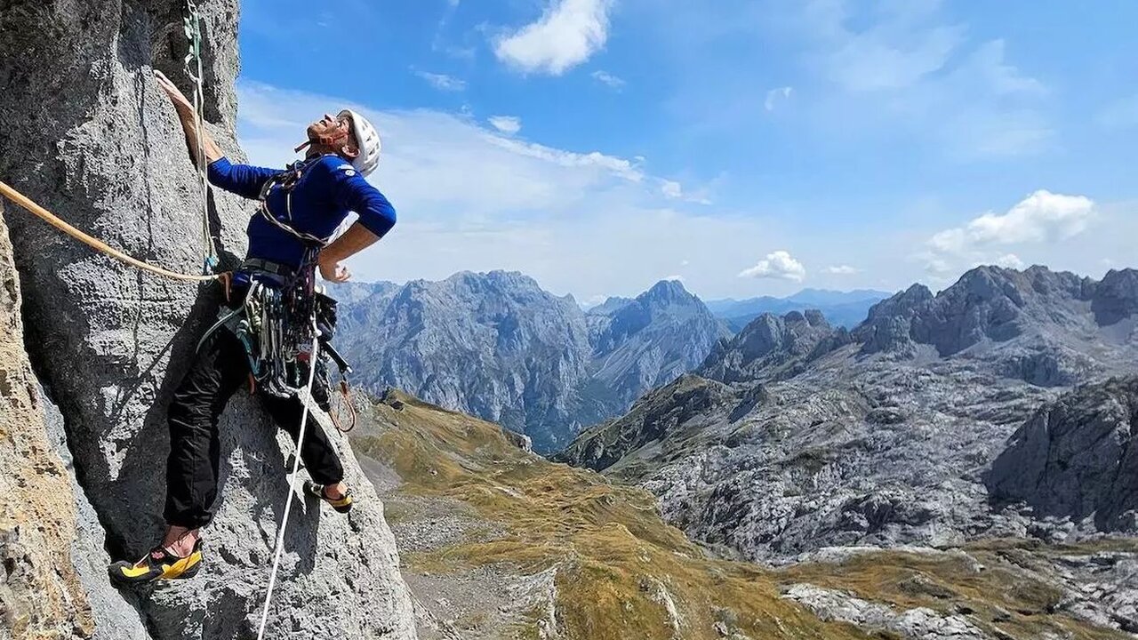 Los escaladores, durante la apertura de la nueva y emblemática vía en Picos de Europa.