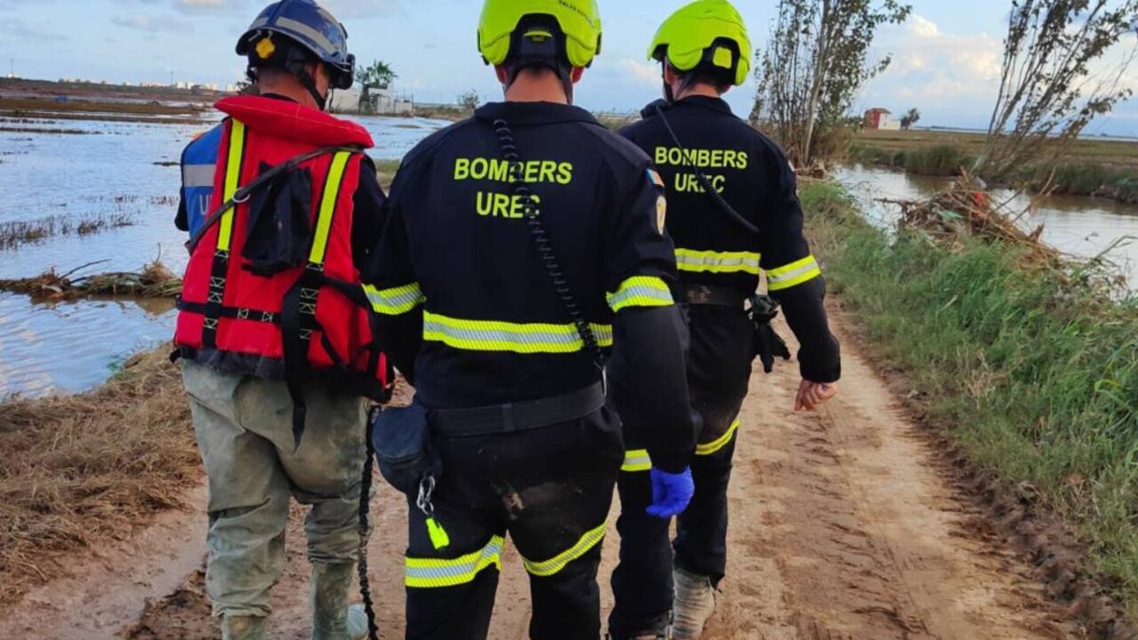 Efectivos de rescate en la localidad de Pedralba buscan entre los restos ocasionados por la DANA.