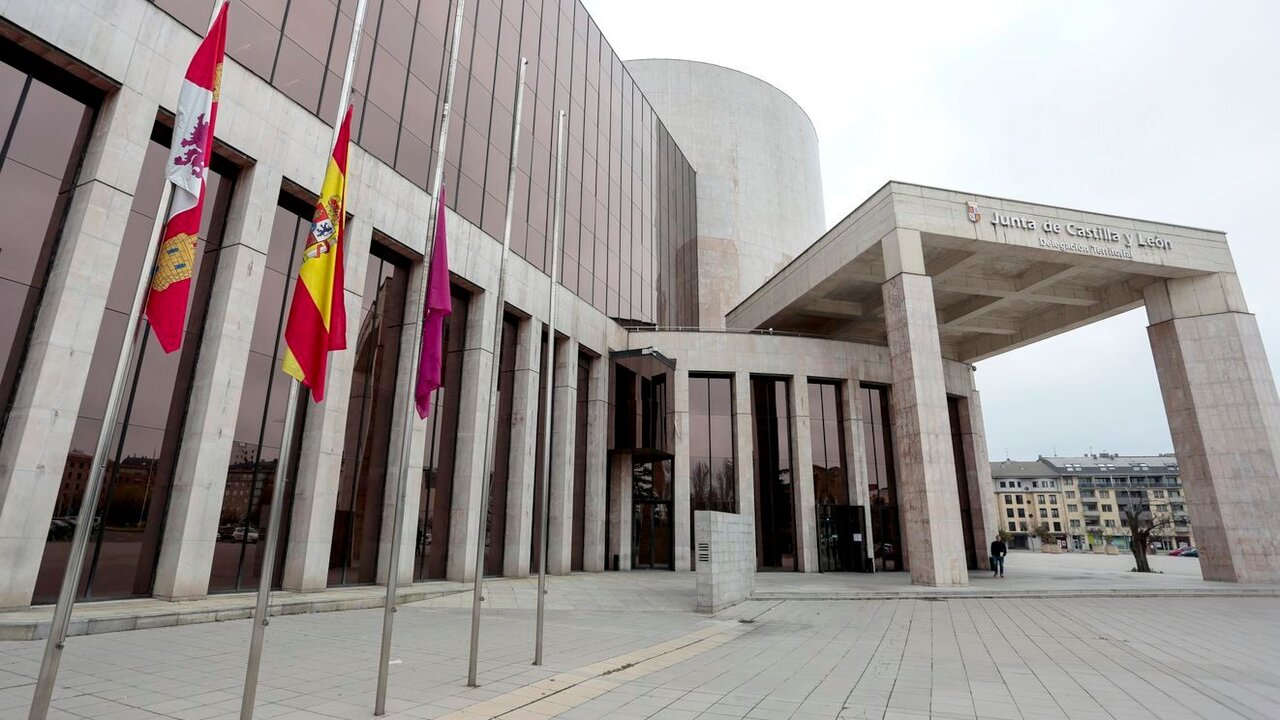 Banderas a media asta en la delegación territorial de la Junta en León