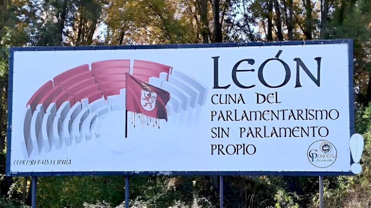 Imagen de la nueva valla de publicidad promovida por Conceyu País Leonés y visible a la entrada de León capital.