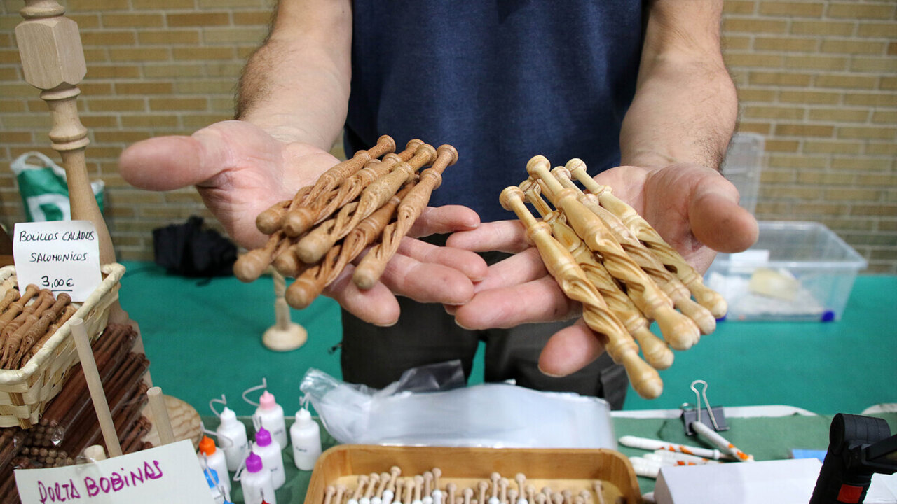 La Asociación de Bolilleras leonesas celebró este domingo en Navatejera una nueva edición del Encuentro de bolillos y multilabores.