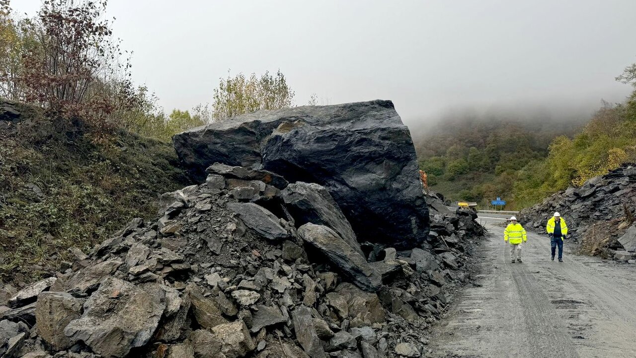 Imagen de la roca de mayor tamaño desprendida en el argayo sobre la AP-66.