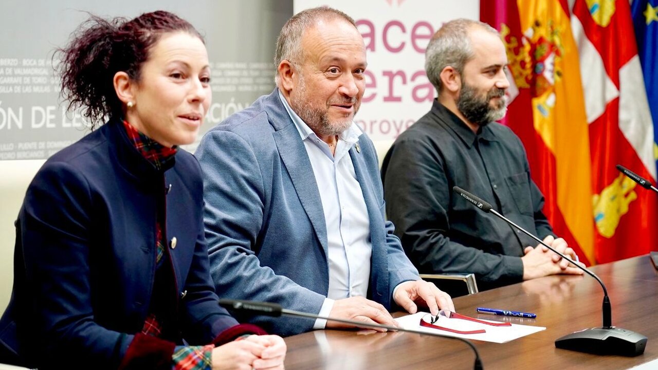 El presidente de la Diputación de León, Gerardo Álvarez Courel, y la diputada de Derechos Sociales y Territorio Sostenible, Carolina López, presentan la iniciativa Hacendera de Proyectos. También participa el responsable del proyecto dentro de la Fundación Platoniq, encargada de su desarrollo, Cristian Palazzi. Foto: Peio García