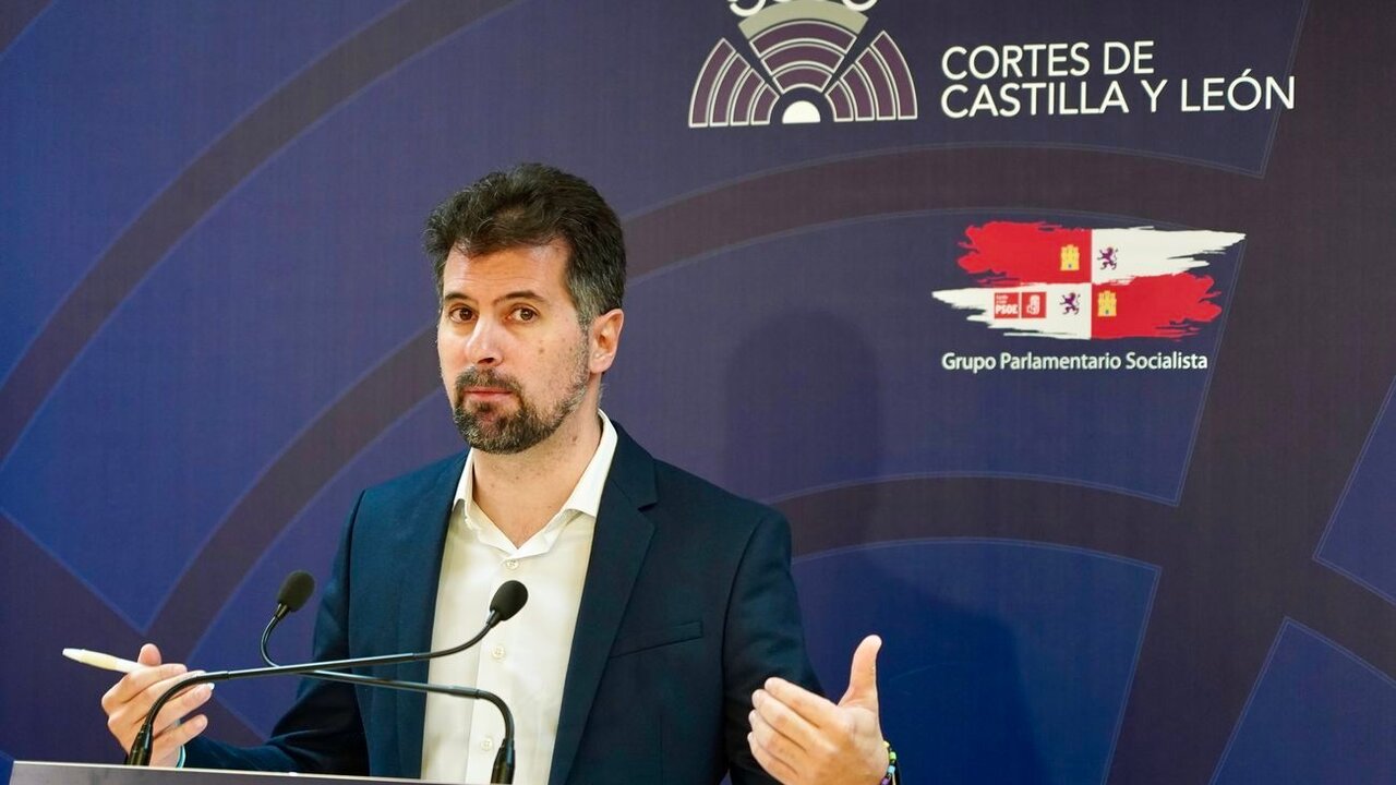 El secretario general del PSOE de Castilla y León y portavoz en las Cortes, Luis Tudanca, comparece ante la prensa tras la reunión celebrada en la Consejería de Economía y Hacienda con el consejero y portavoz de la Junta, Carlos Fernández Carriedo.