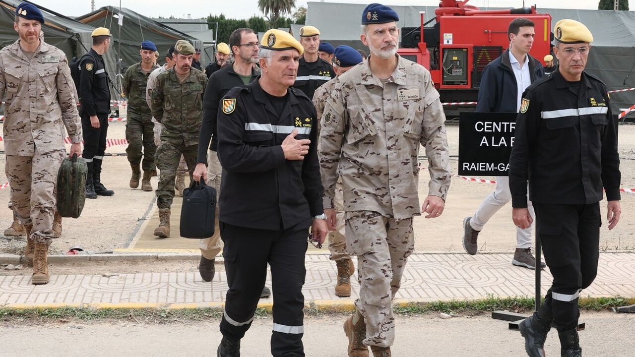 Felipe VI, durante su visita a los acuartelamientos en Valencia.