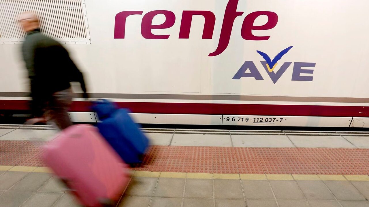 Los pasajeros han tenido que abandonar el AVE averiado en la estación de León mientras la comunicación con Madrid se ha bloqueado durante horas.