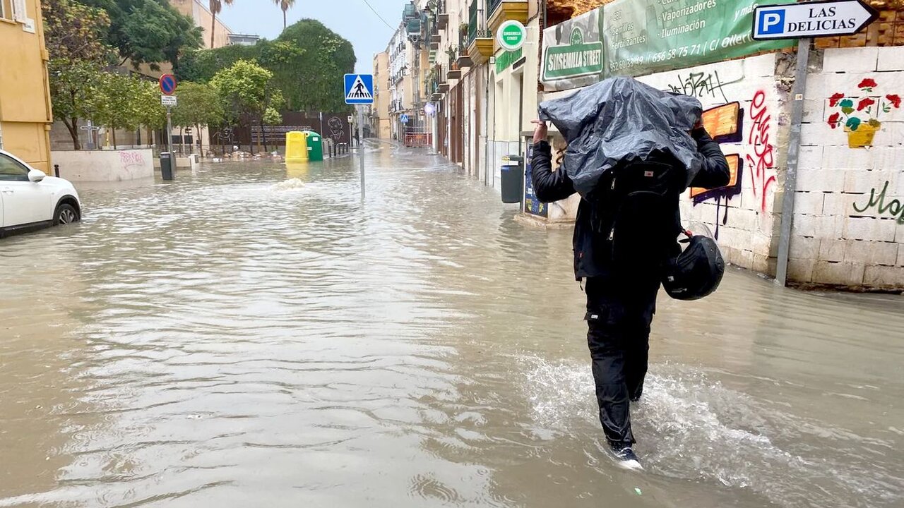 Aemet rebaja a naranja el aviso por lluvias en Valencia y desactiva el de Málaga.