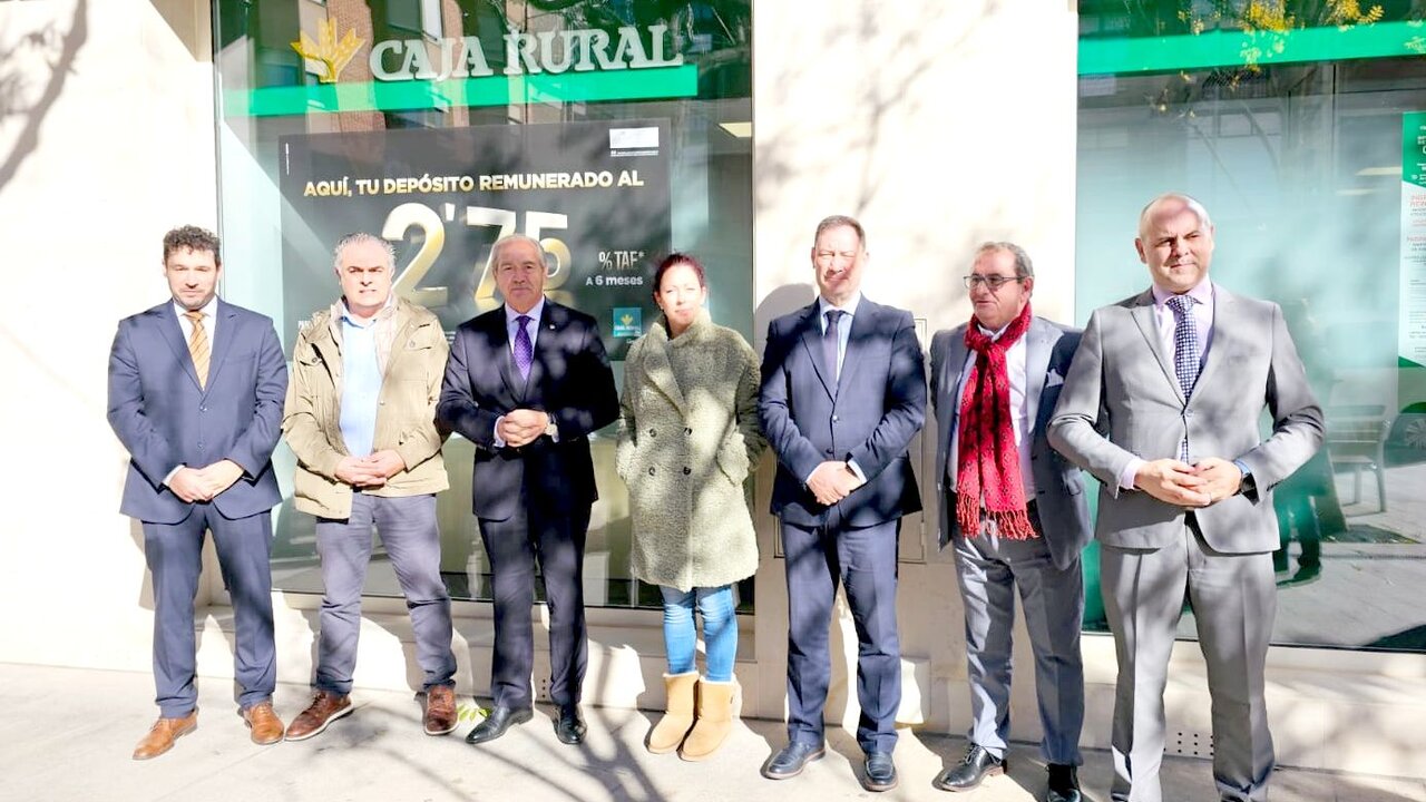 El acto de apertura oficial, en la sede ubicada en el número 8 de la Plaza Obispo Alcolea, contó con la presencia del director general de Caja Rural, Cipriano García, el responsable territorial de Expansión, Ángel Zorita, y el director de Comunicación y Relaciones Institucionales, Narciso Prieto.