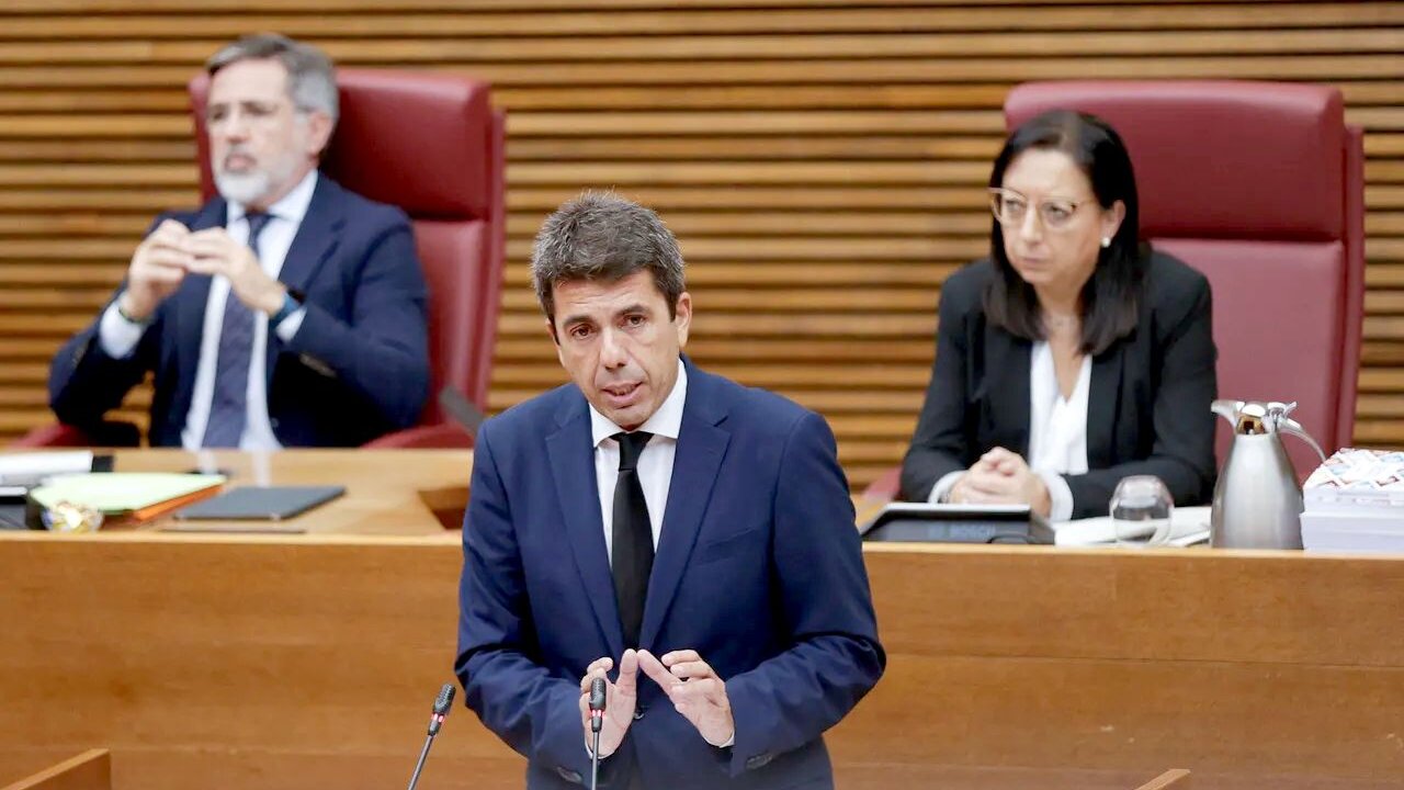 El president de la Generalitat, Carlos Mazón comparece en Les Corts.