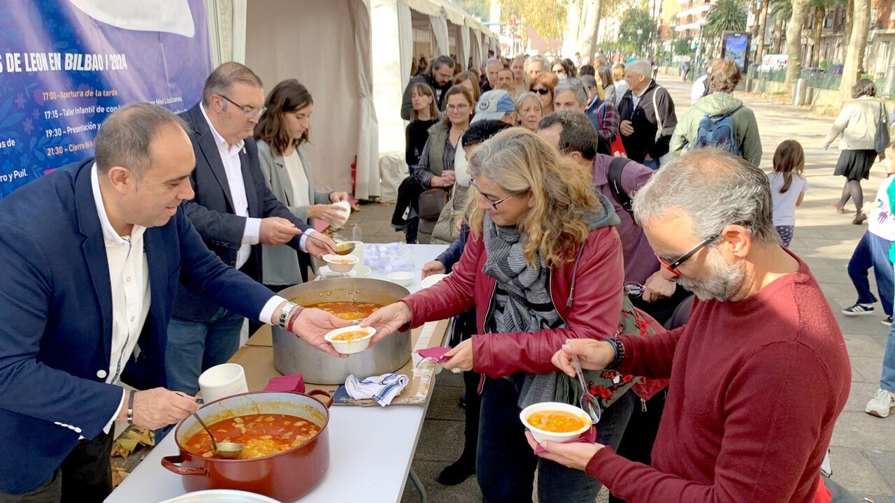 Cerca de 300 personas disfrutan de la alubiada de la I Feria de los Productos de León en Bilbao.