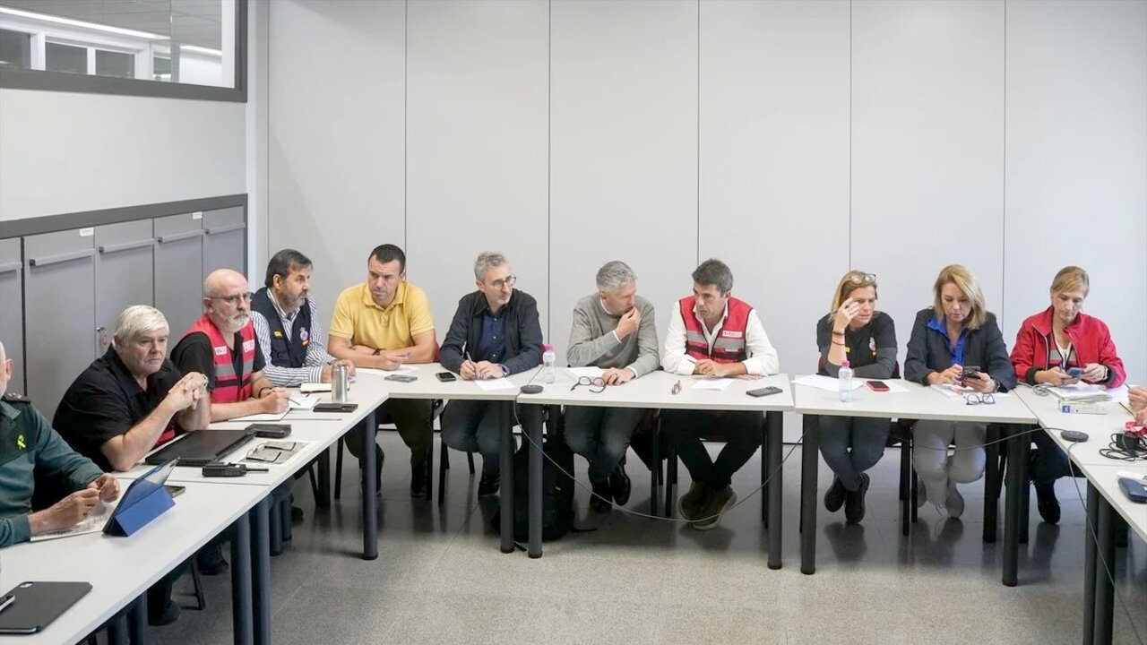 Mazón, durante una reunión de los equipos de emergencias.