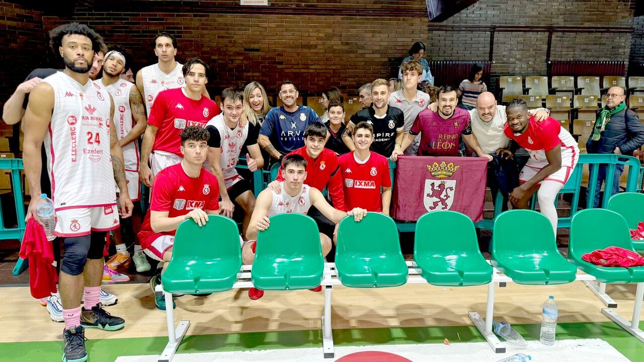 La plantilla de la Cultural Baloncesto posa a la conclusión del encuentro con un grupo de aficionados.