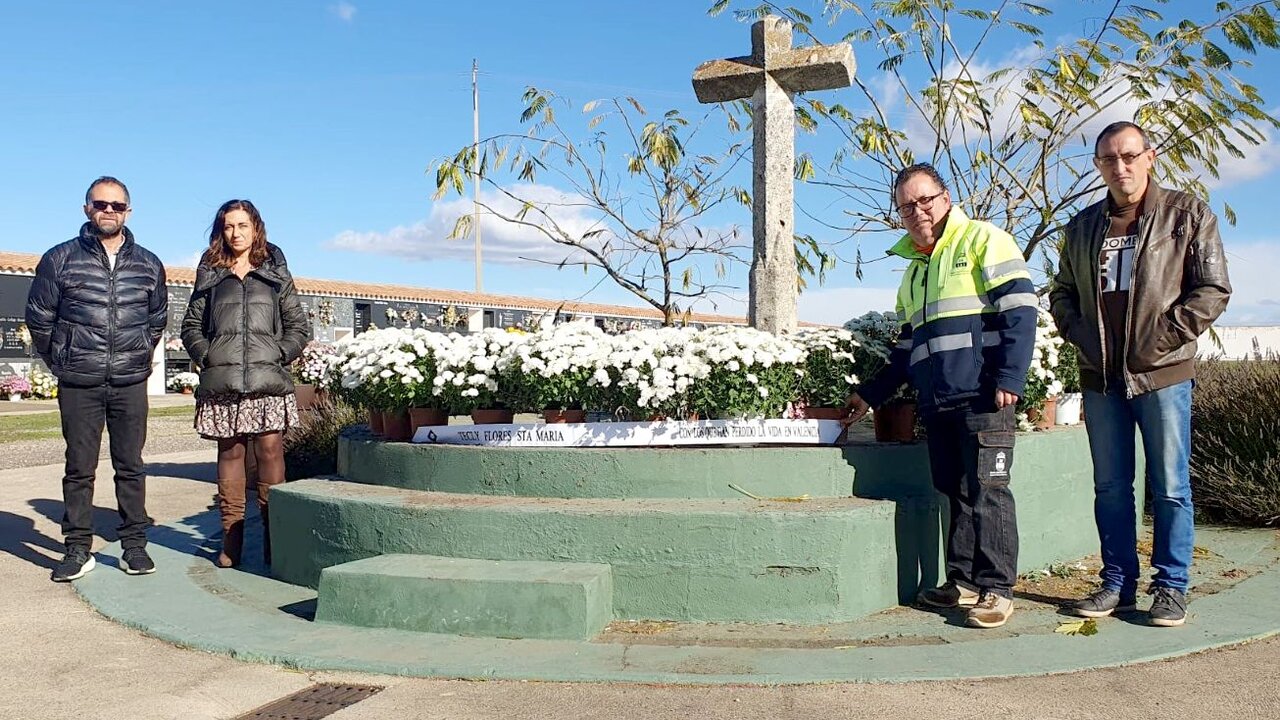 El Ayuntamiento de Santa María del Páramo ha querido homenajear en el cementerio municipal a todos los fallecidos, y especialmente a todas aquellas personas que han perdido la vida en Valencia.