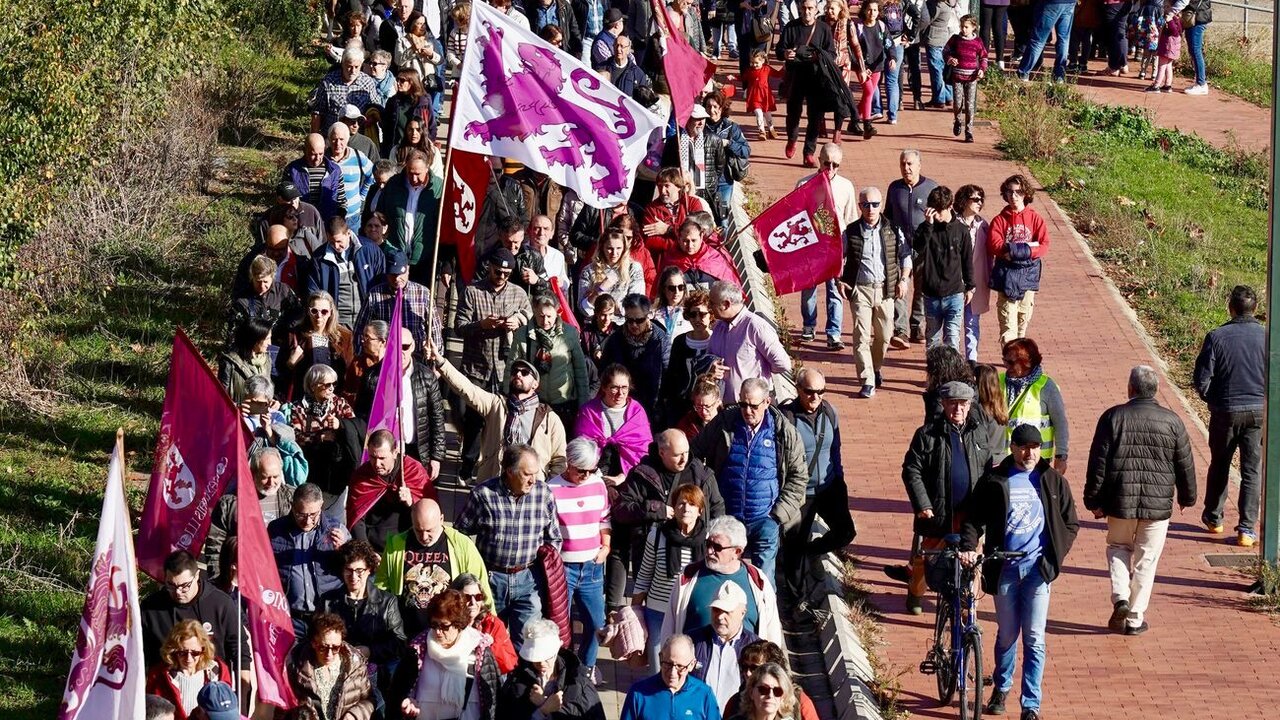 Miles de personas defienden la llegada de Feve al centro de León. Foto: Campillo