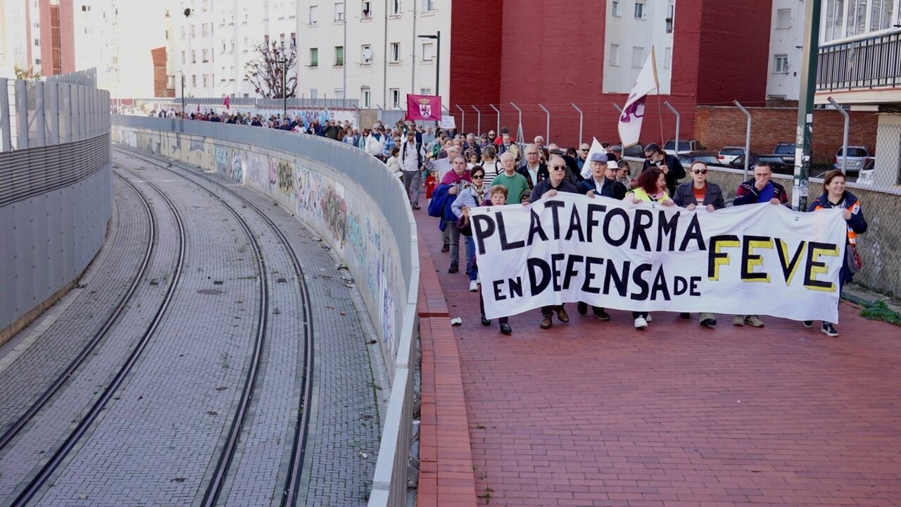 La Plataforma en Defensa del Ferrocarril de Vía Estrecha de León convoca una manifestación para exigir la llegada del tren a la ciudad y mejoras del servicio. Foto: Campillo