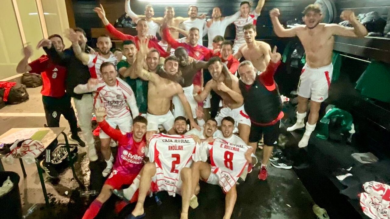 La plantilla de la Ponferradina celebra la victoria en su vestuario en Barakaldo.