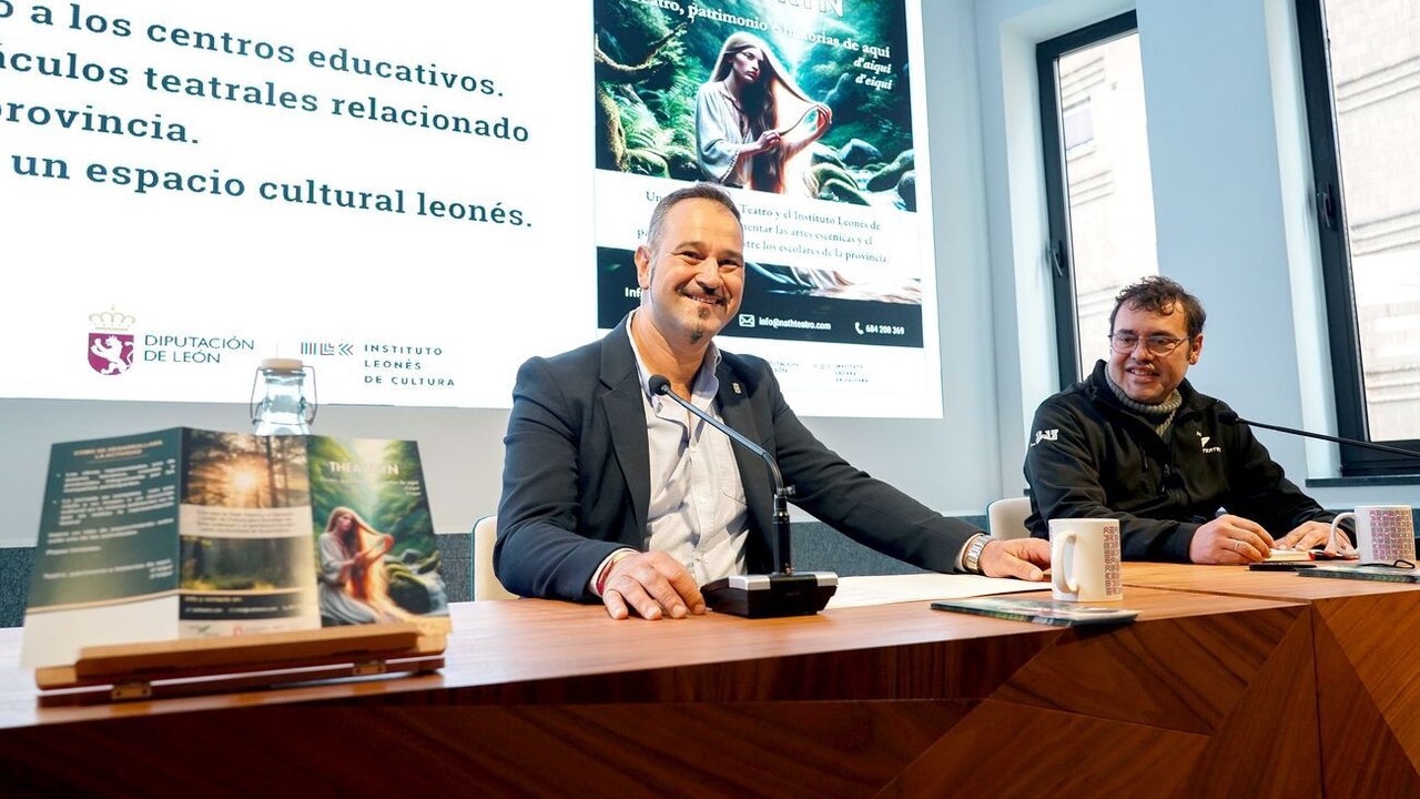 El diputado de Cultura, Arte y Patrimonio de la Diputación de León, Emilio Martínez Morán, y el responsable de la compañía Nath Teatro, Andrés Campelo, presentan la campaña de teatro escolar Thea Tryn. Foto: Campillo