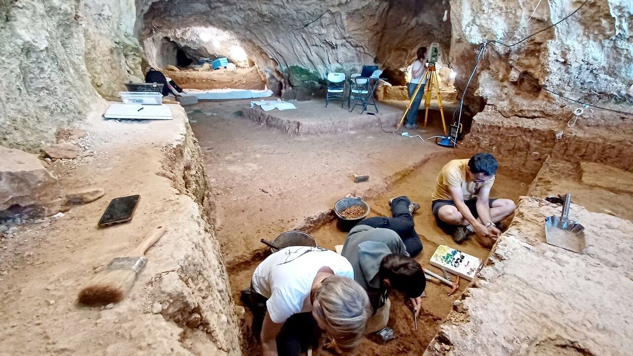 El equipo de Investigación del yacimiento de Prado Vargas realiza un estudio que permite conocer que los neandertales de este yacimiento coleccionaban fósiles de origen marino hace 46.000 años. Foto: Ical