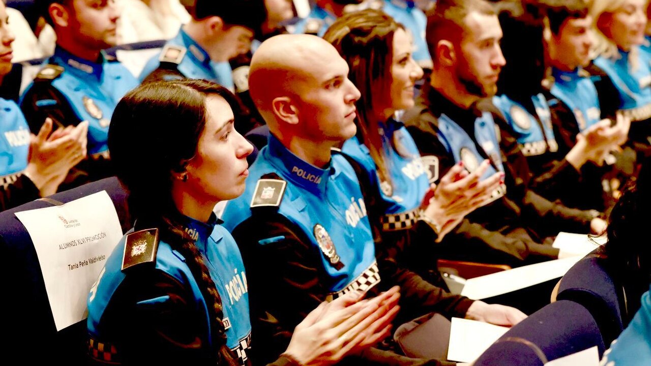 Agentes de la Policía Local de León durante la entrega de distinciones este lunes.