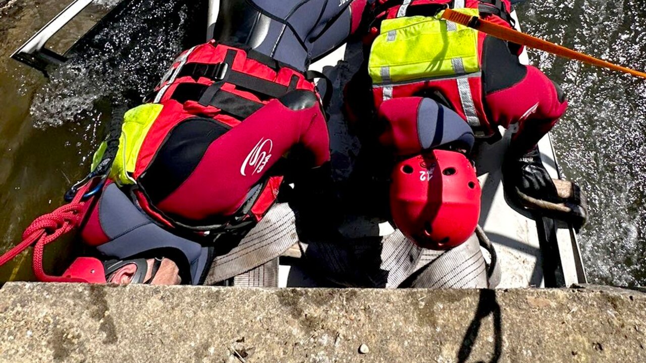 Bomberos León durante un rescate en una zona de agua.