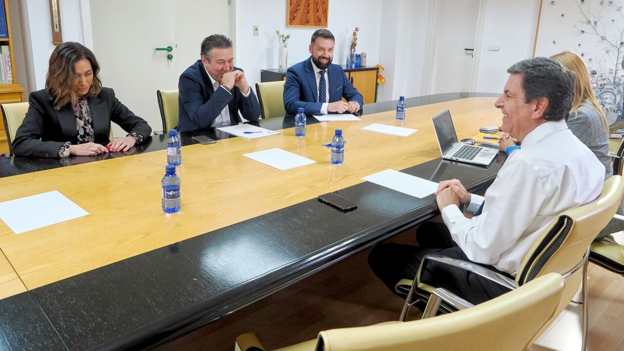 El secretario general de la UPL y portavoz en las Cortes, Luis Mariano Santos, exigió a la Junta que avance en el acuerdo con el PSOE o Vox, por ser determinantes con sus votos, para encauzar las cuentas antes de abrir una negociación con los ‘leonesistas’ sobre proyectos concretos