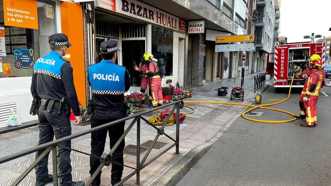 Bomberos de León han procedido a la extinción de un fuego desatado en un bazar ubicado en la avenida Álvaro López Núñez a la altura del número 22. Una intervención en la que ha contado con el apoyo de la Policía Local.