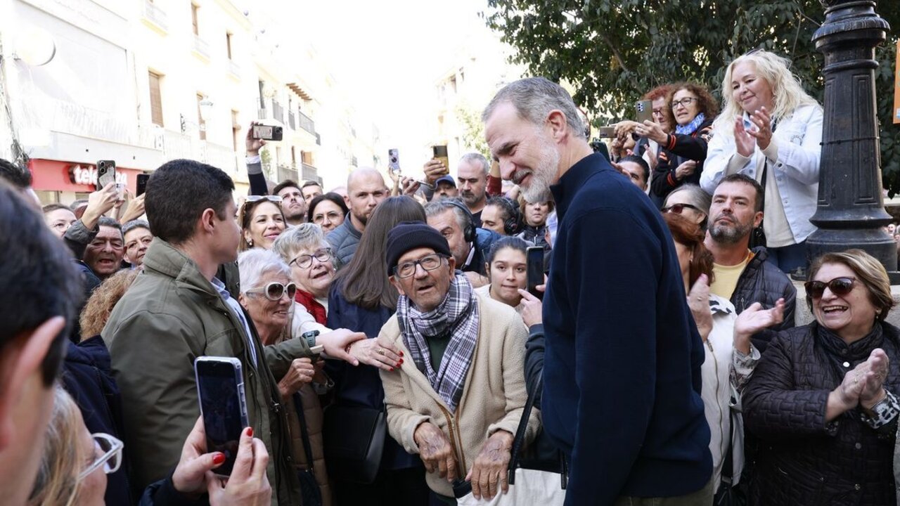 Los Reyes, durante su visita a la zona afectada por la DANA este martes.