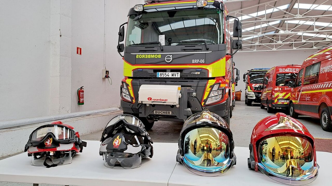 Imagen de los nuevos cascos de protección que usará el dispositivo de bomberos del Sepeis.