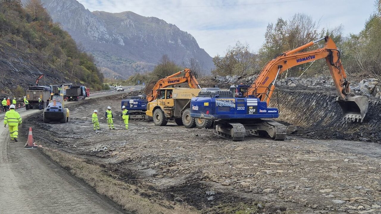 Trabajos de recuperación en la AP-66 tras el argayo.