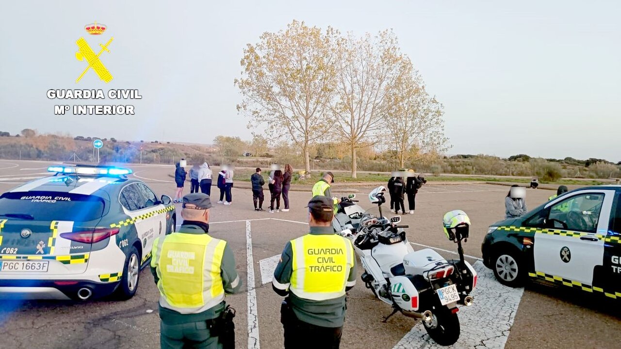 Efectivos de la Guardia Civil acompañan a las jugadoras en el punto en el que el autobús fue detenido y su conductor identificado.