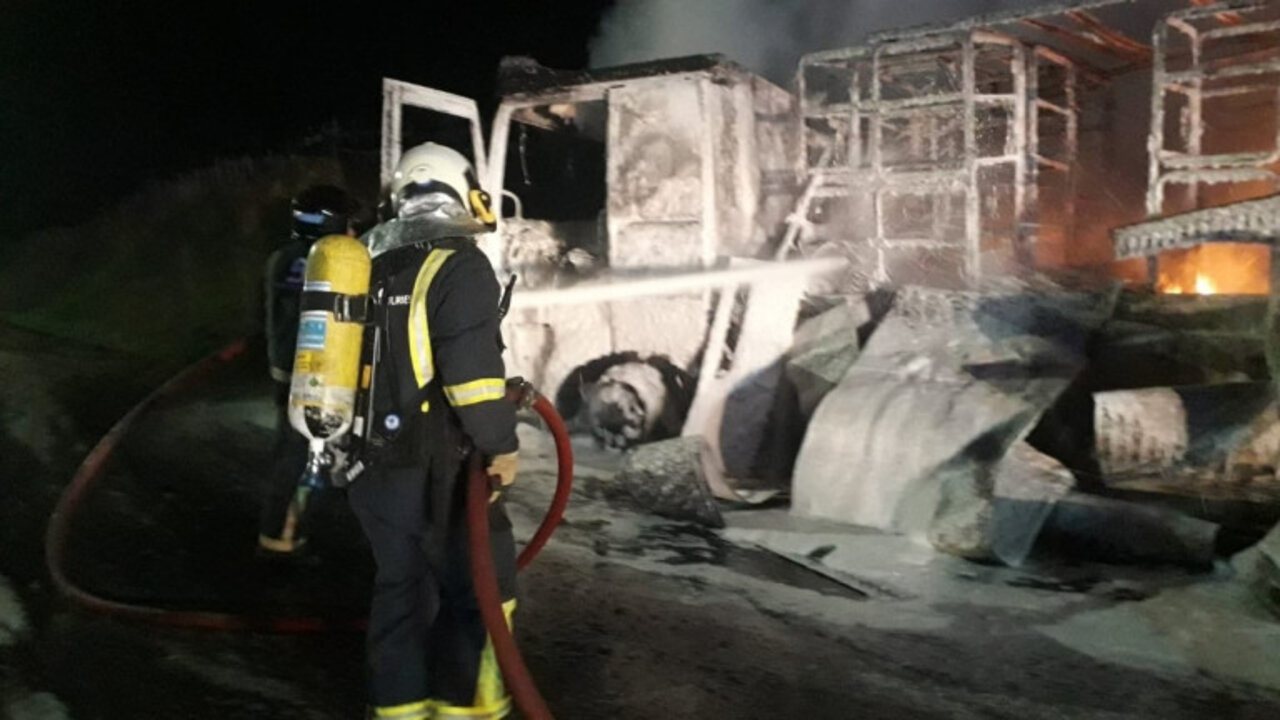 Bomberos del Principado intervienen en el lugar del incendio.